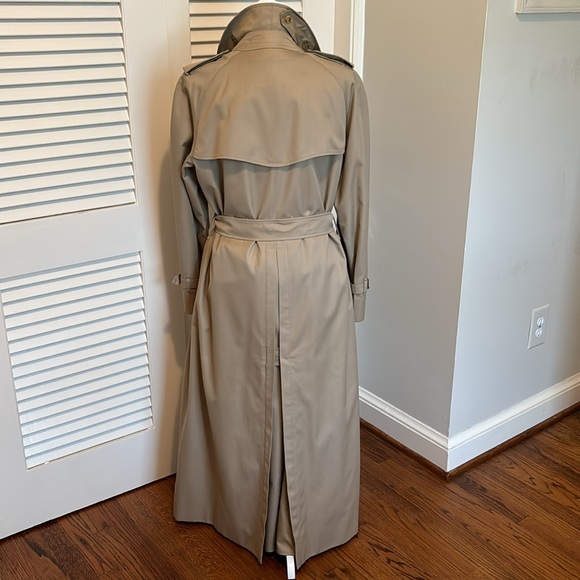 Vintage Burberry full length trench coat with zip out wool lining. Like new. - Picture 5 of 11